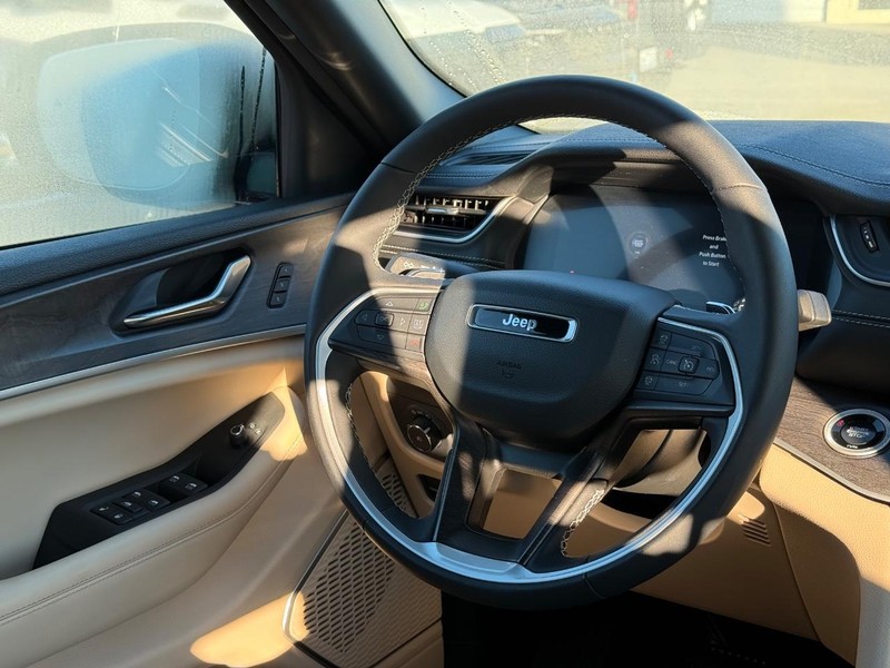 Jeep Grand Cherokee Vehicle Image 14