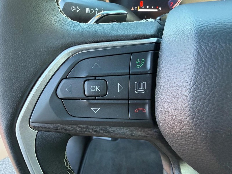 Jeep Grand Cherokee Vehicle Image 15