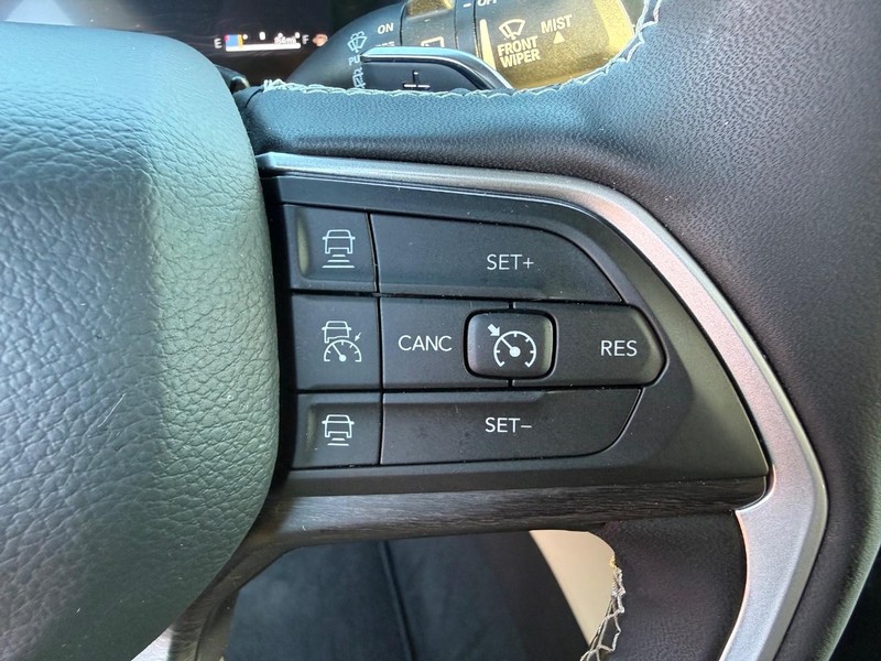 Jeep Grand Cherokee Vehicle Image 16