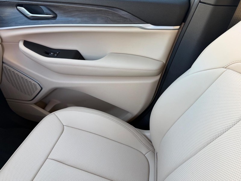 Jeep Grand Cherokee Vehicle Image 23