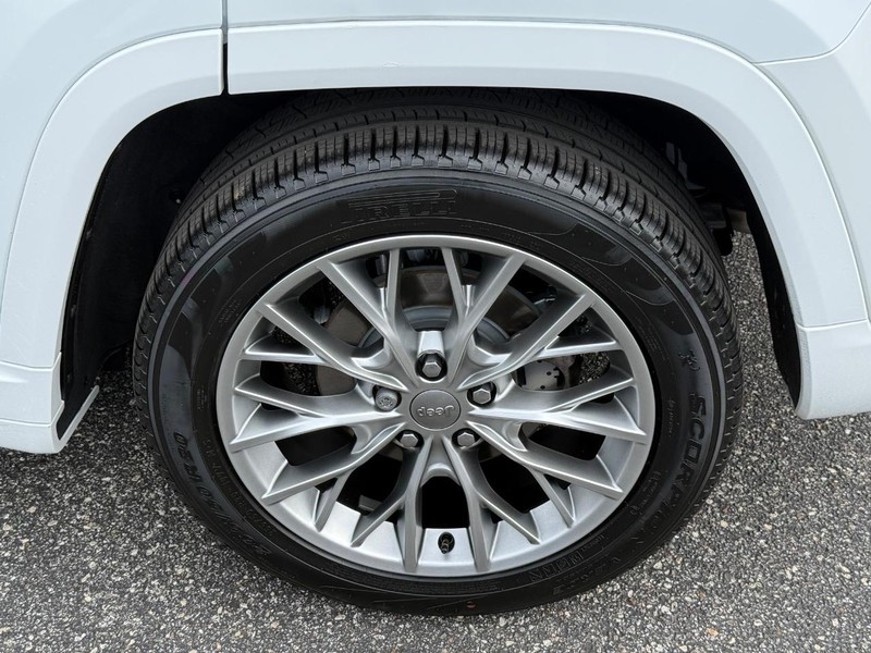 Jeep Grand Cherokee Vehicle Image 06