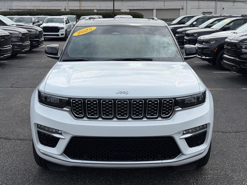 Jeep Grand Cherokee Vehicle Image 10