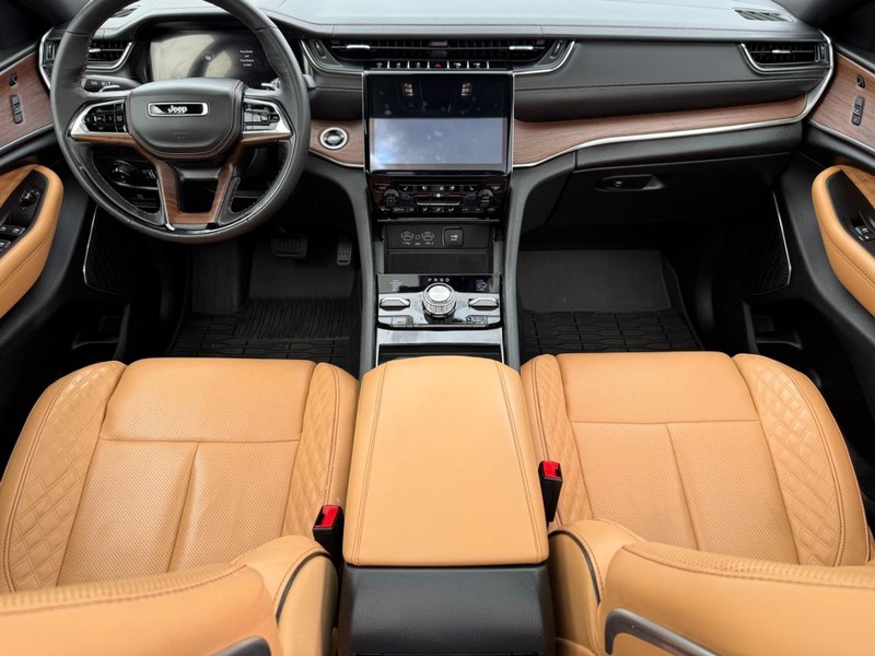 Jeep Grand Cherokee Vehicle Image 13
