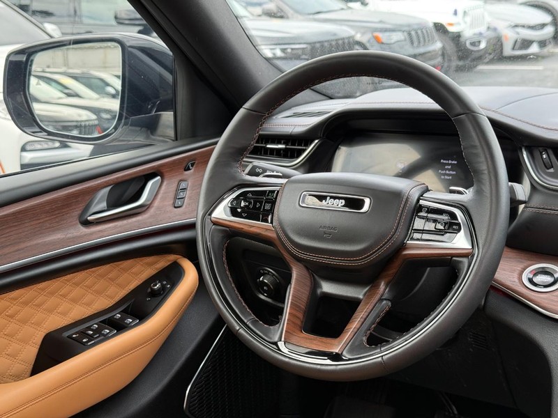 Jeep Grand Cherokee Vehicle Image 14