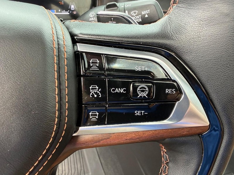 Jeep Grand Cherokee Vehicle Image 16