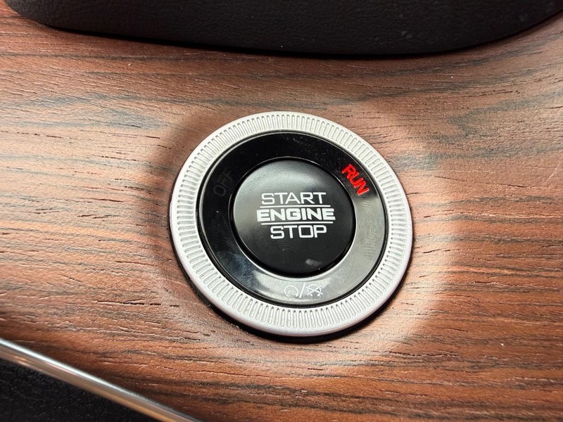 Jeep Grand Cherokee Vehicle Image 17