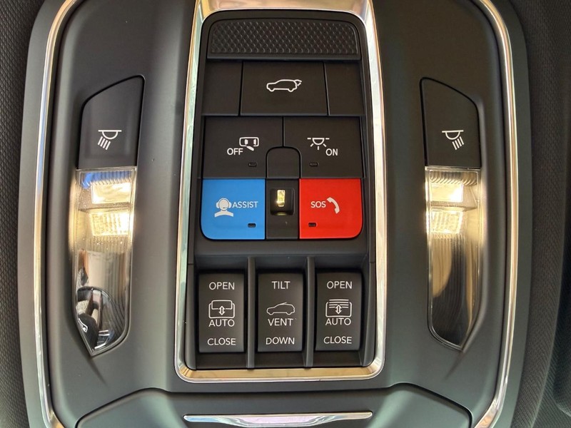 Jeep Grand Cherokee Vehicle Image 24