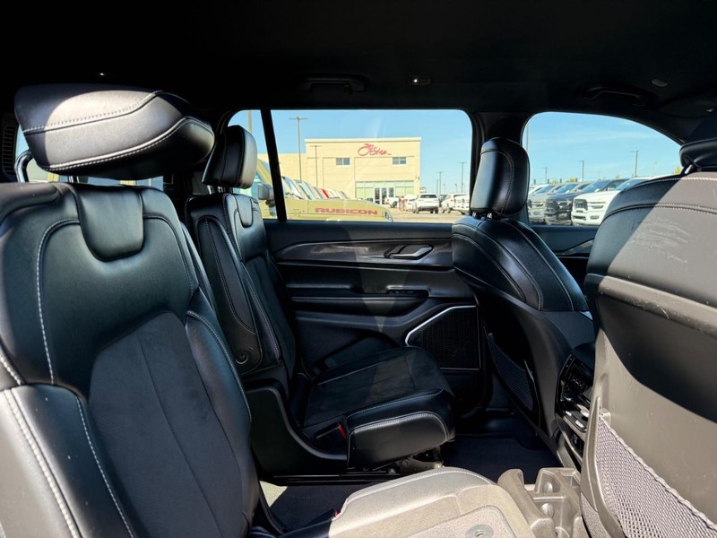 Jeep Grand Cherokee L Vehicle Image 11
