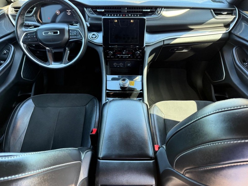 Jeep Grand Cherokee L Vehicle Image 13
