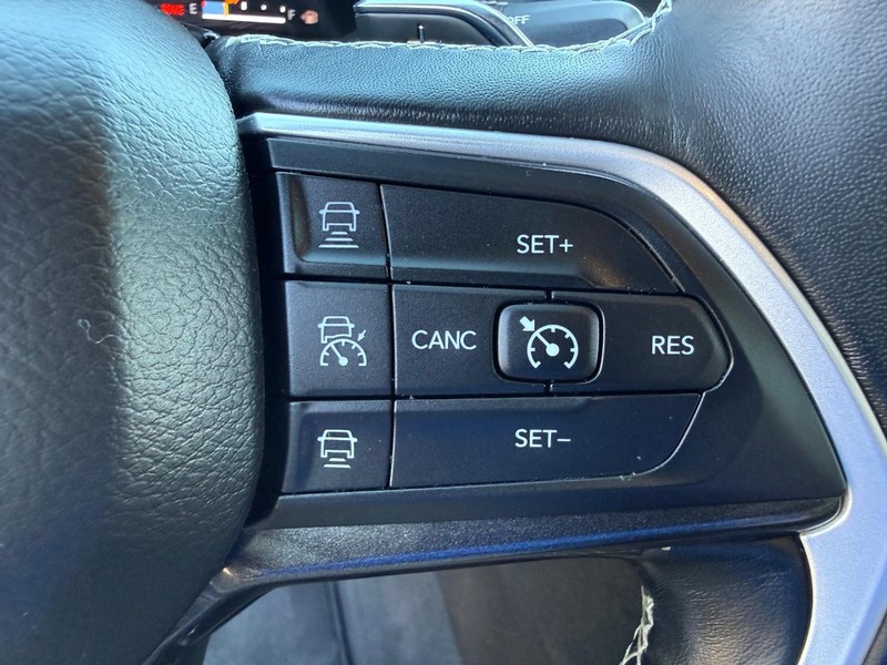 Jeep Grand Cherokee L Vehicle Image 16