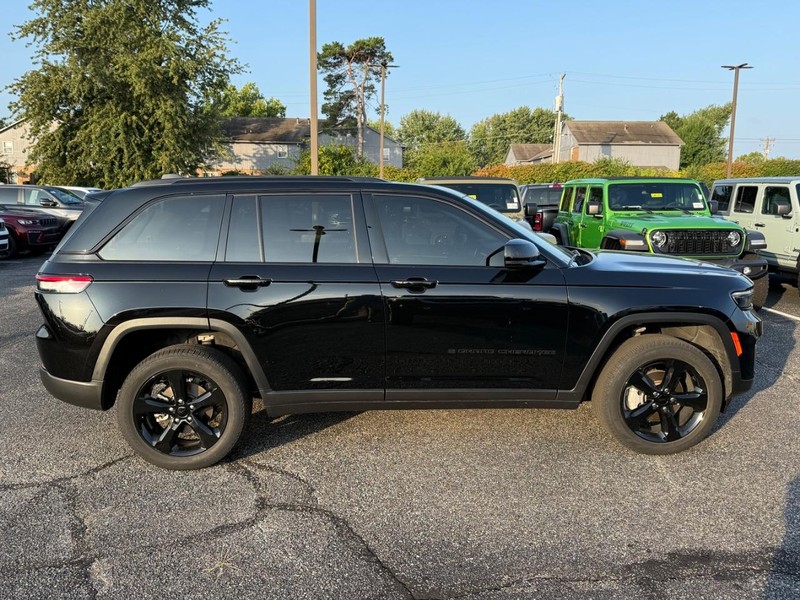 Jeep Grand Cherokee Vehicle Image 02