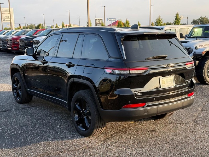 Jeep Grand Cherokee Vehicle Image 05
