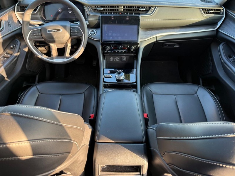 Jeep Grand Cherokee Vehicle Image 13