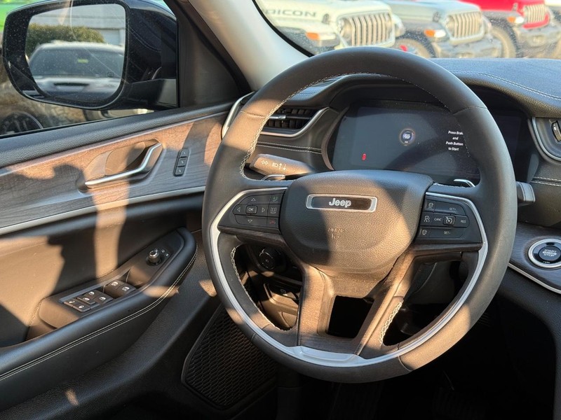 Jeep Grand Cherokee Vehicle Image 14