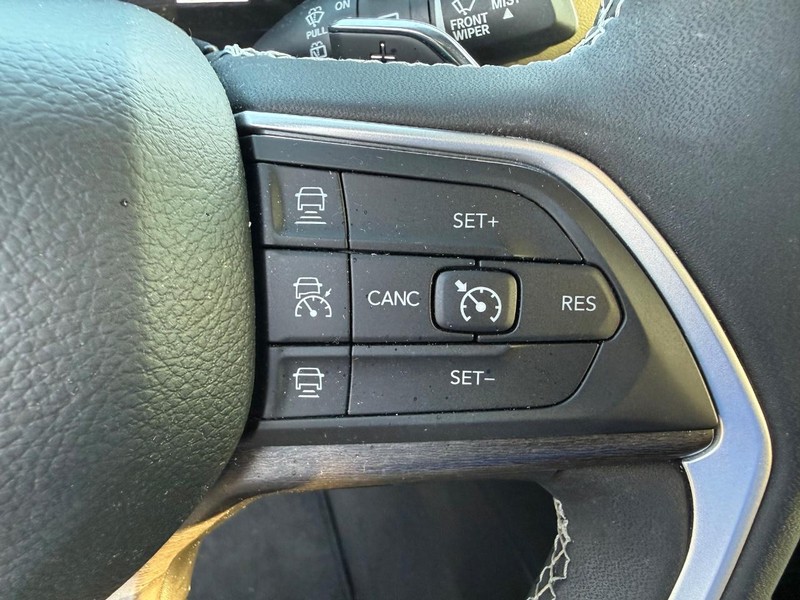 Jeep Grand Cherokee Vehicle Image 16