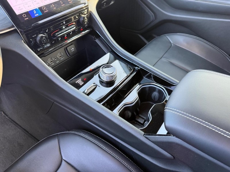 Jeep Grand Cherokee Vehicle Image 22