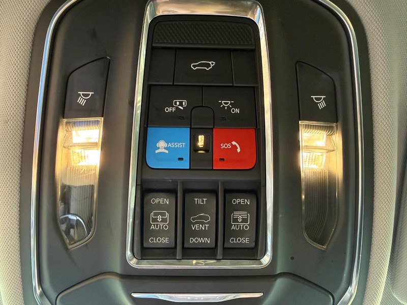 Jeep Grand Cherokee Vehicle Image 24