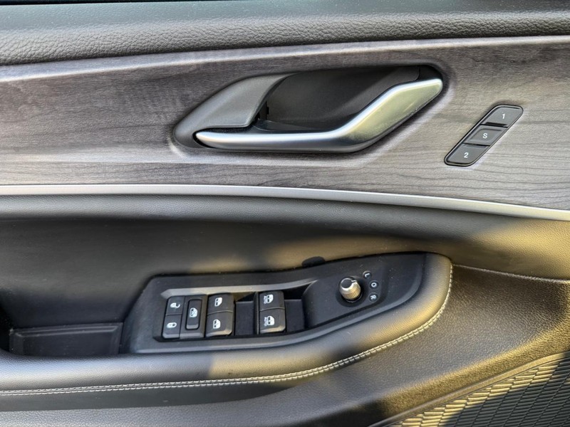 Jeep Grand Cherokee Vehicle Image 27