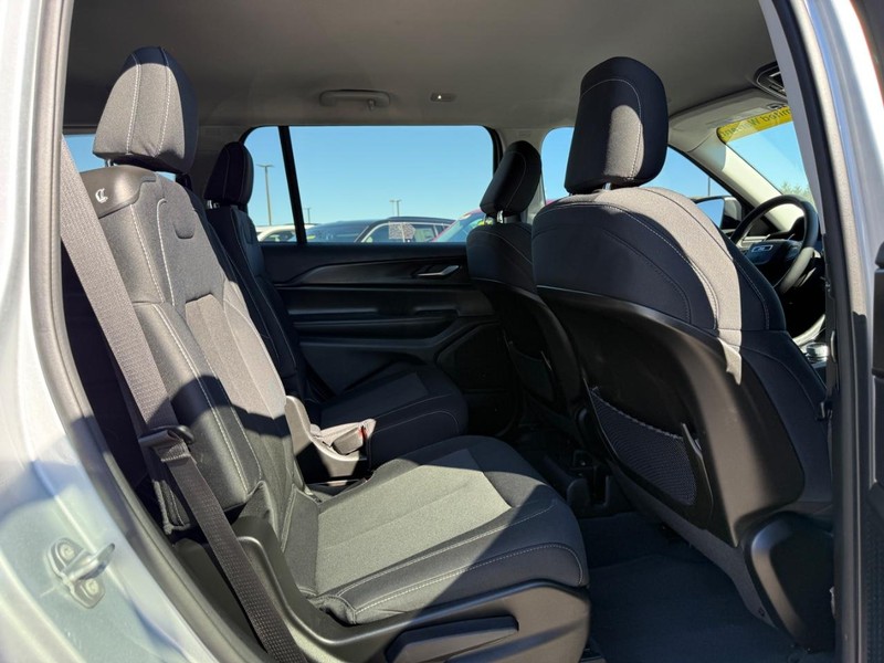 Jeep Grand Cherokee L Vehicle Image 11