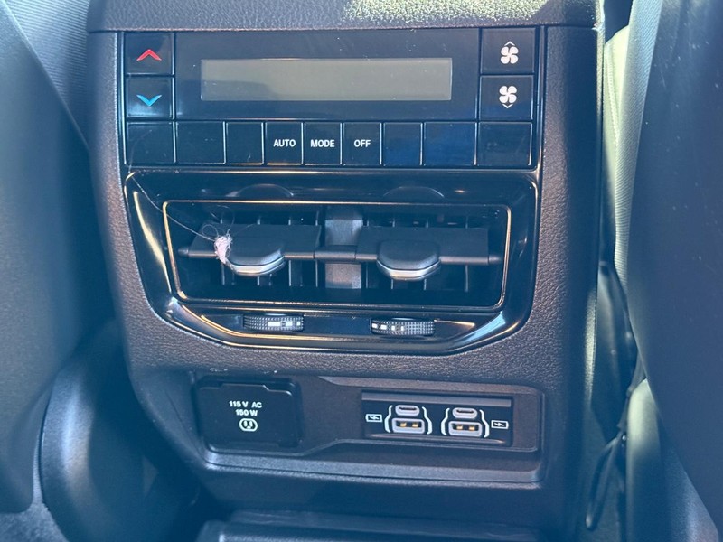 Jeep Grand Cherokee L Vehicle Image 12