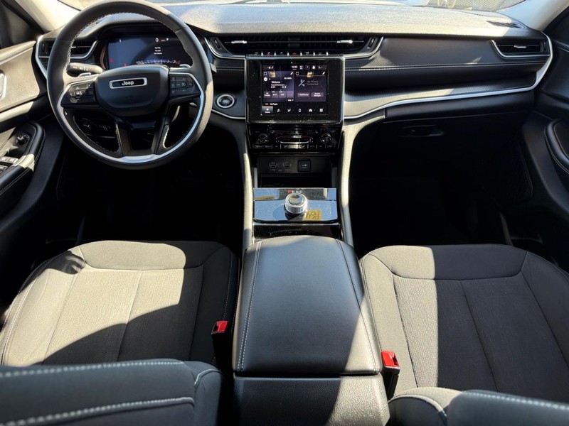 Jeep Grand Cherokee L Vehicle Image 13