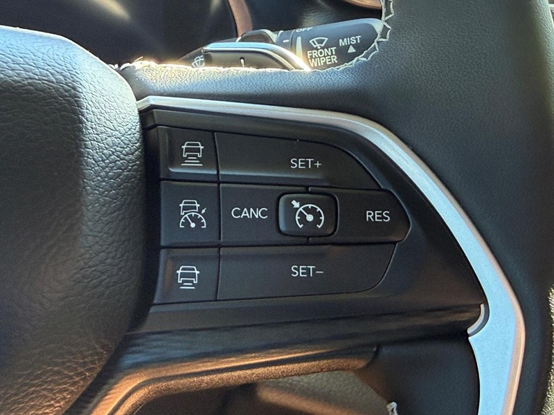 Jeep Grand Cherokee L Vehicle Image 16