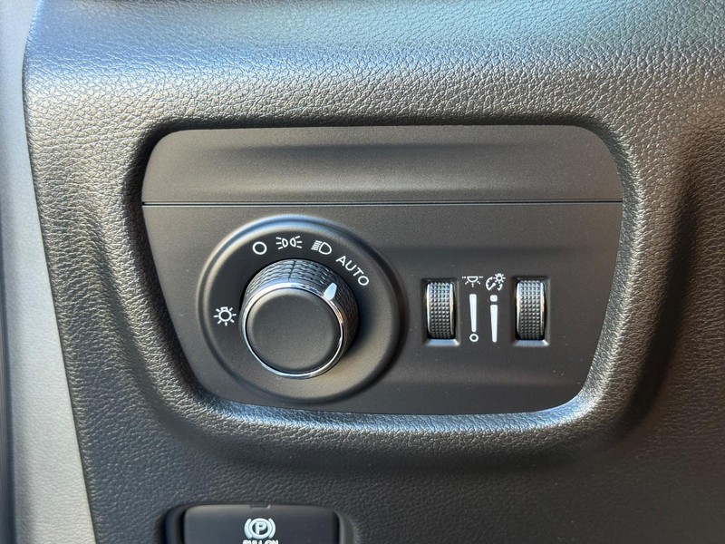 Jeep Grand Cherokee L Vehicle Image 24