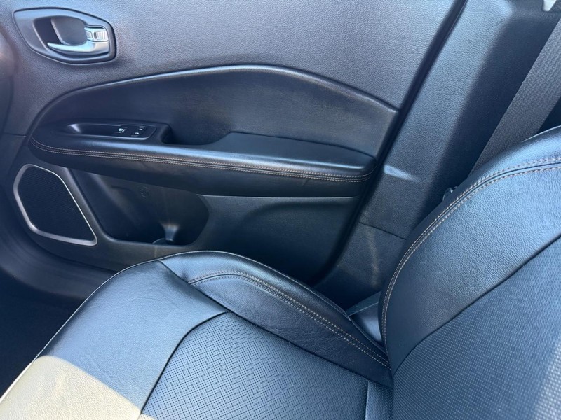 Jeep Compass Vehicle Image 21