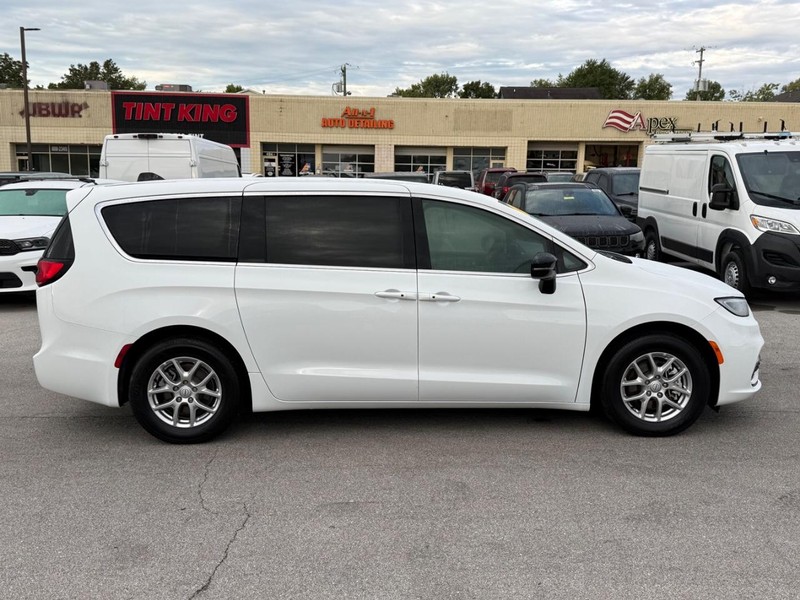 Chrysler Pacifica Vehicle Full-screen Gallery Image 02
