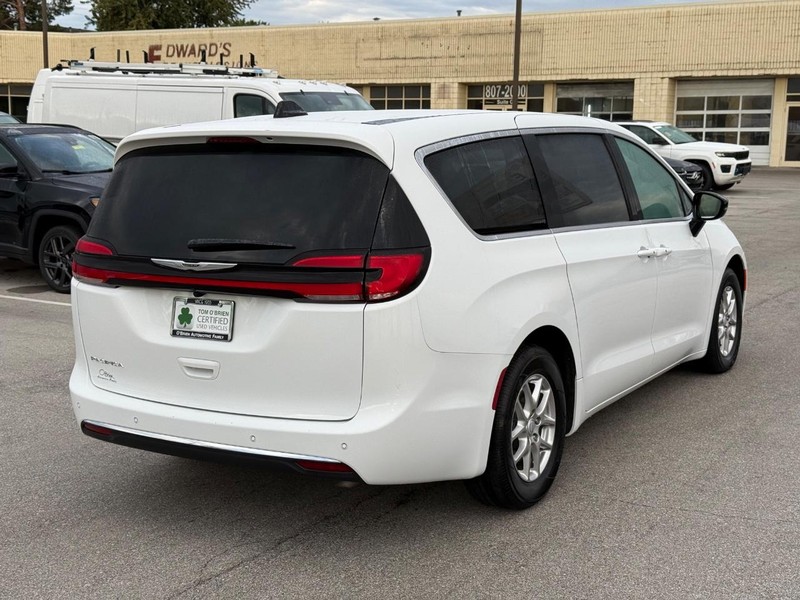 Chrysler Pacifica Vehicle Full-screen Gallery Image 03