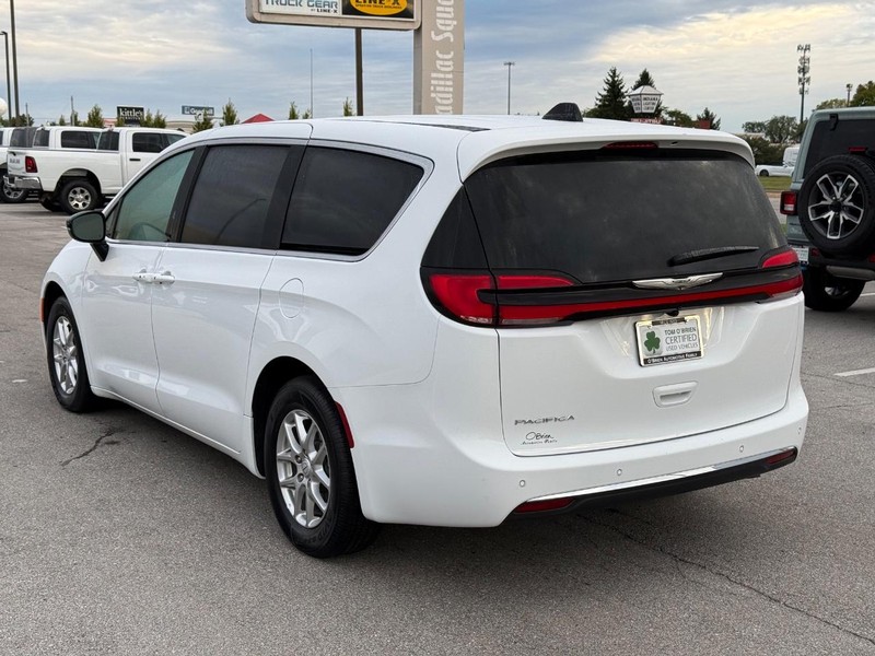 Chrysler Pacifica Vehicle Full-screen Gallery Image 05