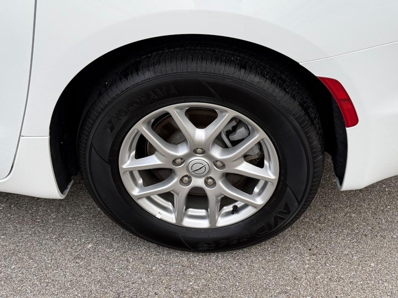 Chrysler Pacifica Vehicle Full-screen Gallery Image 06