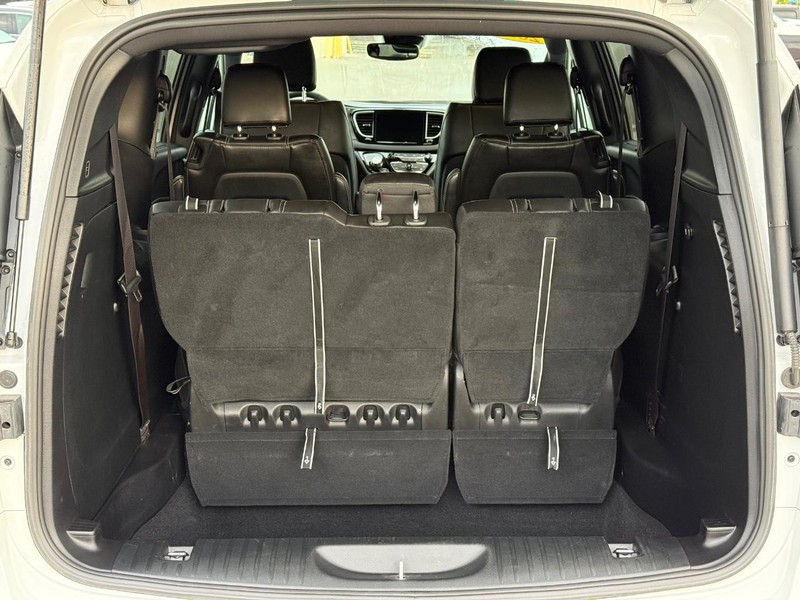 Chrysler Pacifica Vehicle Full-screen Gallery Image 07