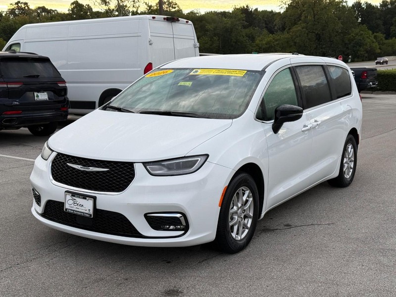Chrysler Pacifica Vehicle Full-screen Gallery Image 09