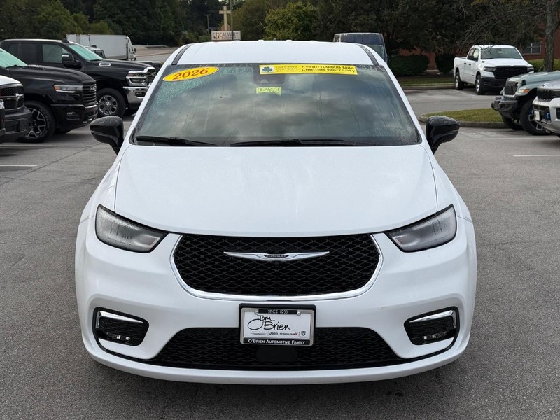 Chrysler Pacifica Vehicle Full-screen Gallery Image 10