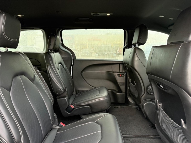 Chrysler Pacifica Vehicle Full-screen Gallery Image 11
