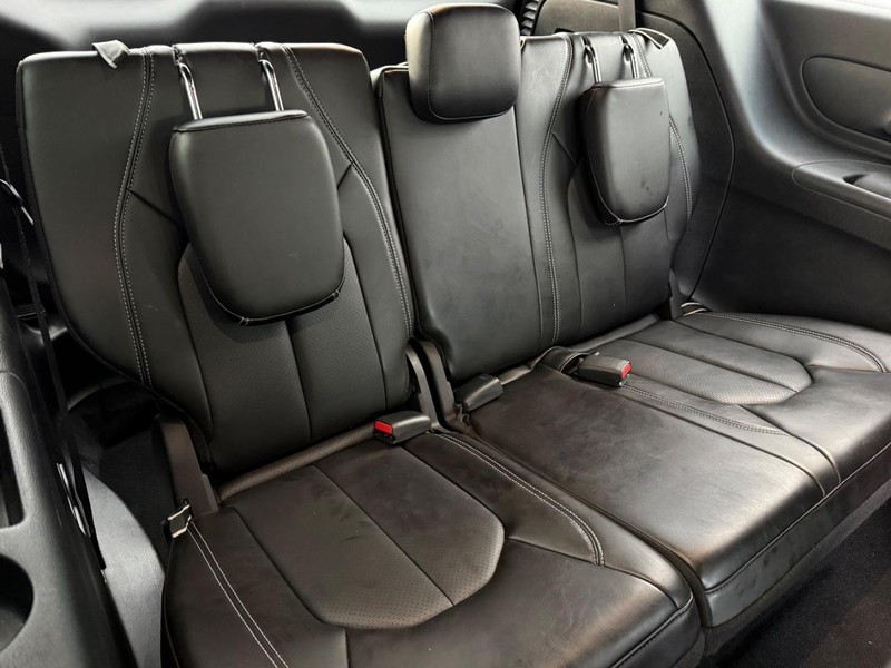 Chrysler Pacifica Vehicle Full-screen Gallery Image 12