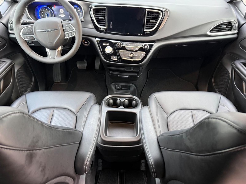 Chrysler Pacifica Vehicle Full-screen Gallery Image 13