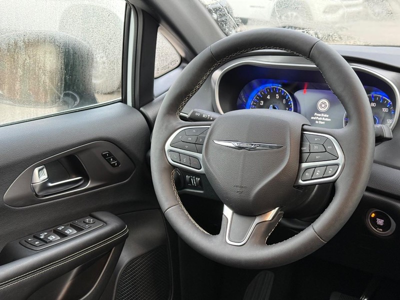 Chrysler Pacifica Vehicle Full-screen Gallery Image 14