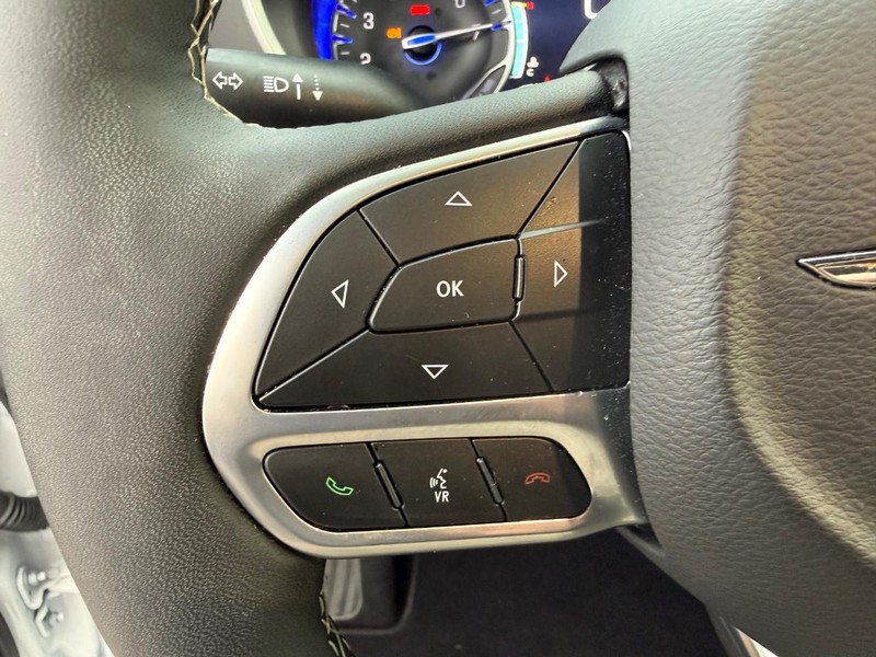 Chrysler Pacifica Vehicle Full-screen Gallery Image 15