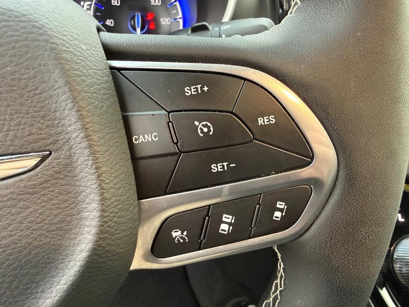Chrysler Pacifica Vehicle Full-screen Gallery Image 16