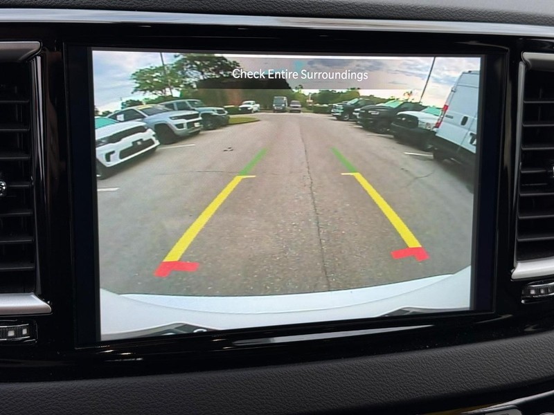 Chrysler Pacifica Vehicle Full-screen Gallery Image 19