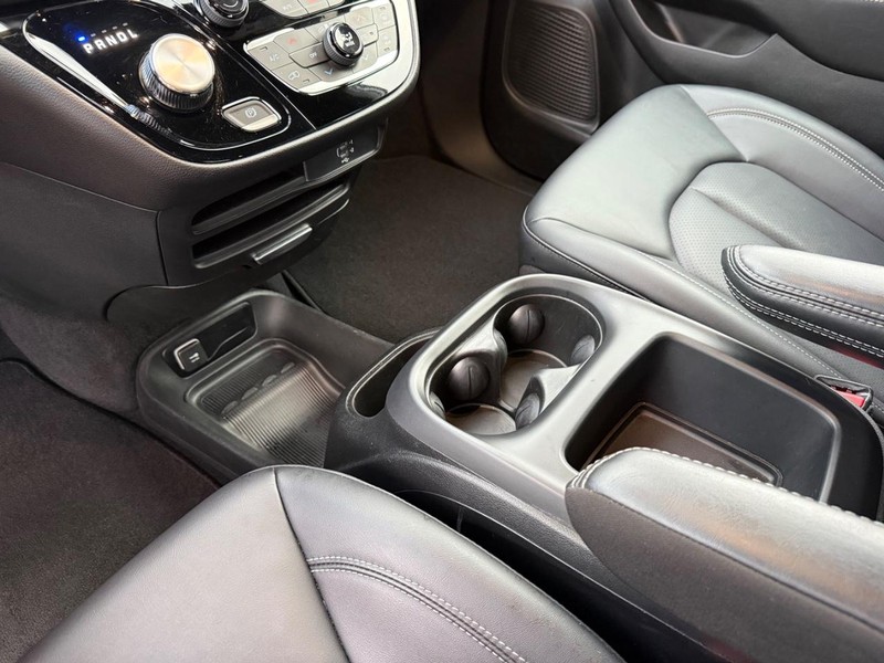 Chrysler Pacifica Vehicle Full-screen Gallery Image 21