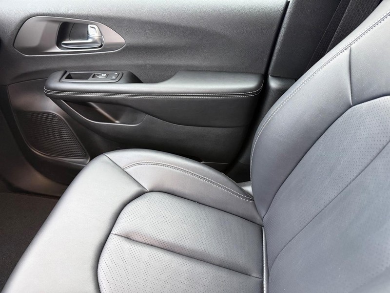 Chrysler Pacifica Vehicle Full-screen Gallery Image 22