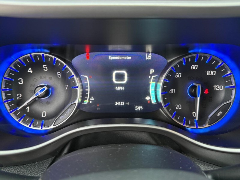 Chrysler Pacifica Vehicle Full-screen Gallery Image 23