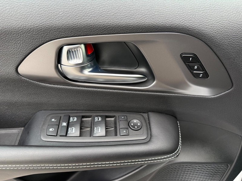 Chrysler Pacifica Vehicle Full-screen Gallery Image 25