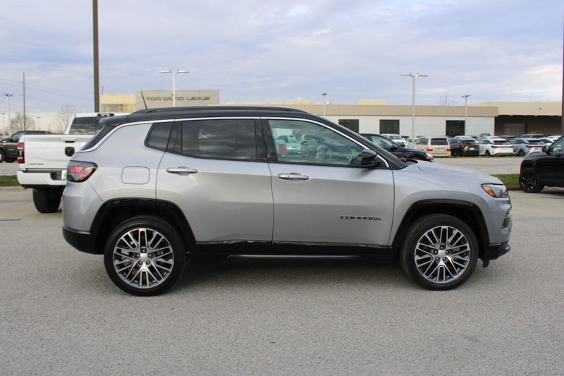 2023 Jeep Compass 4WD Limited photo
