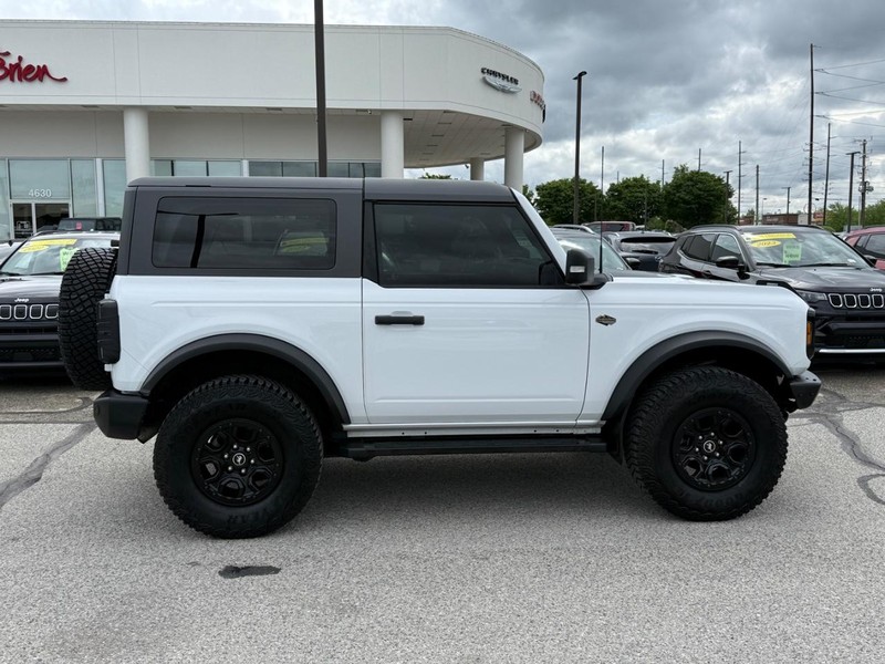 Ford Bronco Vehicle Full-screen Gallery Image 02