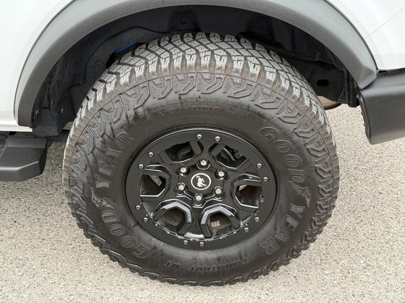 Ford Bronco Vehicle Full-screen Gallery Image 06