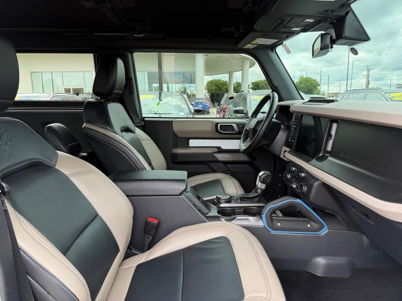 Ford Bronco Vehicle Full-screen Gallery Image 10